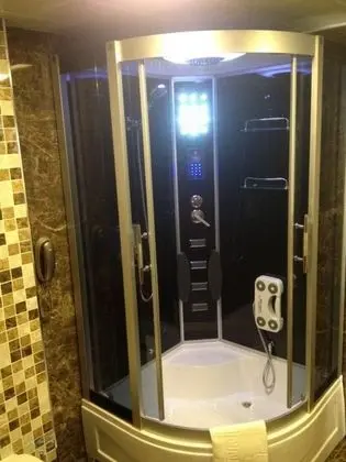 Triple, Bahçe Manzaralı