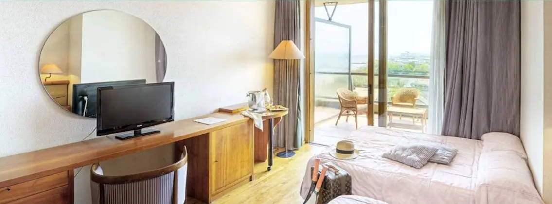 Tek Büyük Yataklı Oda, Kısmi Deniz Manzaralı