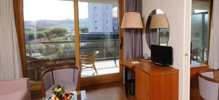 Tek Büyük Yataklı Oda, Tepe Manzaralı