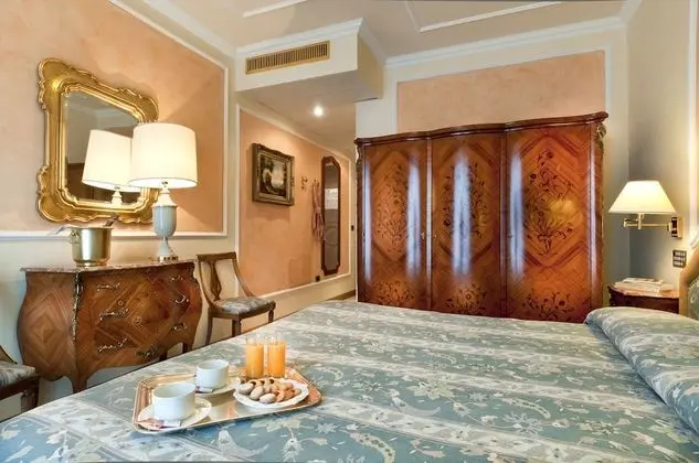 Deluxe Tek Büyük veya İki Ayrı Yataklı Oda, Kısmi Göl Manzaralı