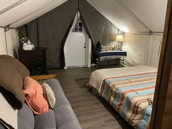 Glamping Tent - Includes sink & toilet / No shower