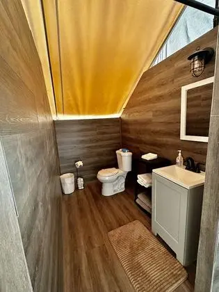 Glamping Tent - Includes sink & toilet / No shower