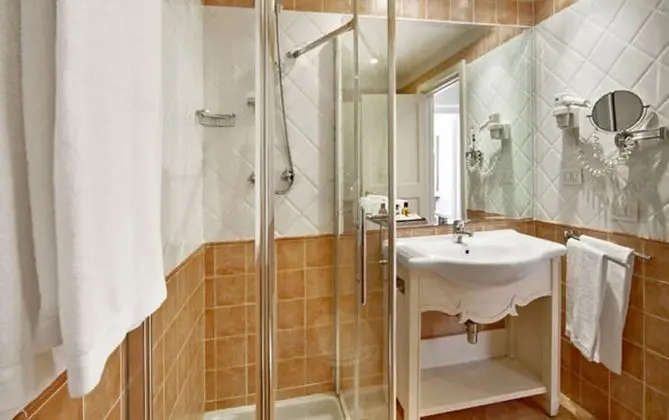 Superior Tek Büyük veya İki Ayrı Yataklı Oda, Balkon, Kısmi Deniz Manzaralı