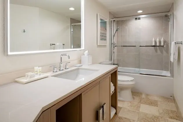 Oda, 1 En Büyük (King) Boy Yatak ve Çekyat, Balkon, Kısmi Deniz Manzarası
