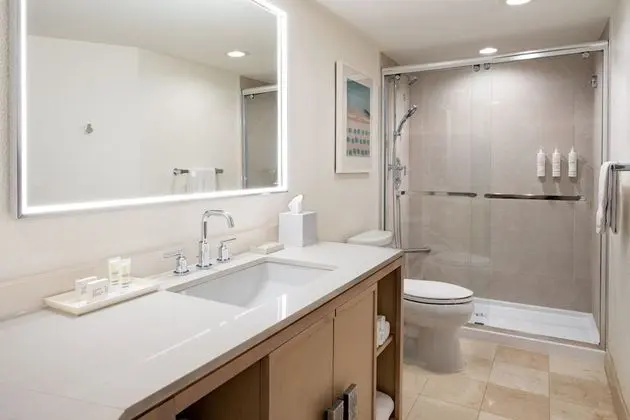 Oda, 1 En Büyük (King) Boy Yatak ve Çekyat, Balkon, Kısmi Deniz Manzarası