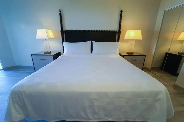 One Bedroom King Suite- Island View
