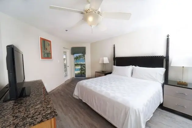 One Bedroom King Suite- Island View