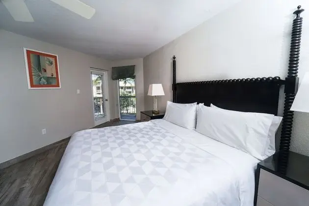 One Bedroom King Suite- Island View