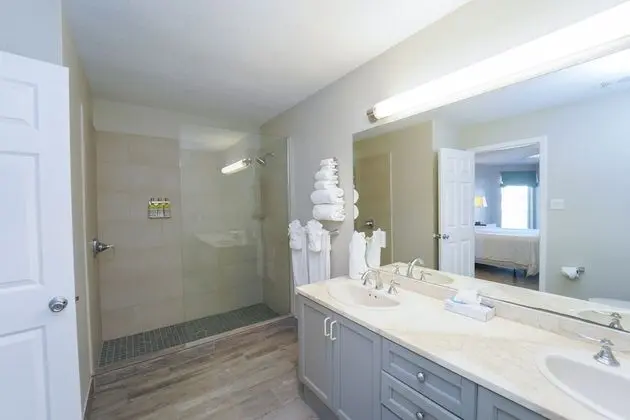 One Bedroom King Suite- Island View