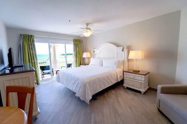 Studio One Queen Bed - Island View