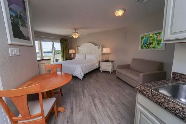 Studio One Queen Bed - Island View