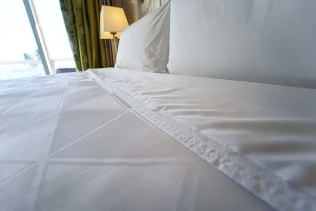 Studio One Queen Bed - Island View