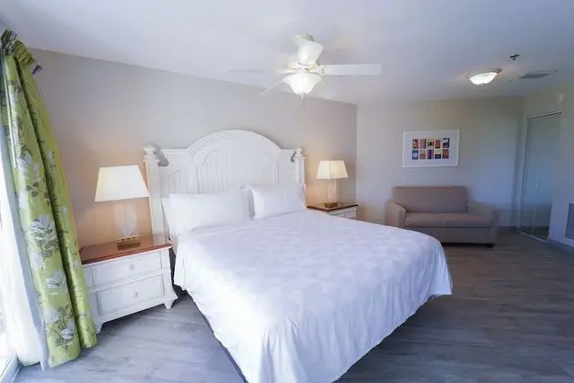 Studio One Queen Bed - Island View