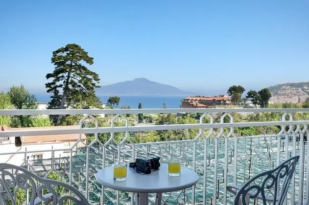 Comfort Tek Büyük veya İki Ayrı Yataklı Oda, Teras, Kısmi Deniz Manzaralı