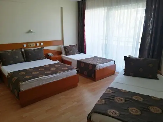 Aile Odası, Havuz Manzaralı, Balkonlu