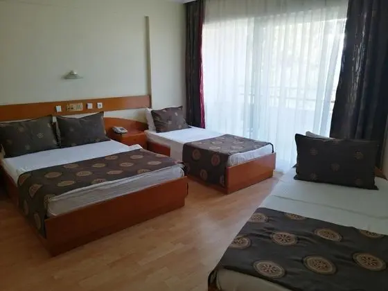 Aile Odası, Havuz Manzaralı, Balkonlu