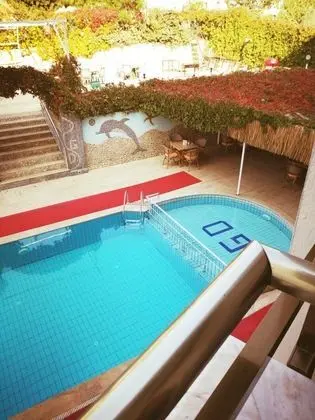 Aile Odası, Havuz Manzaralı, Balkonlu