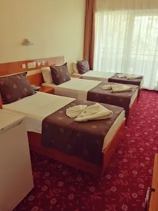 Üç Kişilik Oda, Havuz Manzaralı