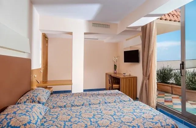Büyük Yataklı Tek Kişilik Oda