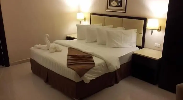 Deluxe Tek Büyük Yataklı Oda, Havuz Manzaralı, Havuz Kenarı