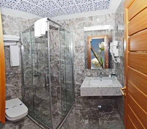 Economy Tek Büyük veya İki Ayrı Yataklı Oda