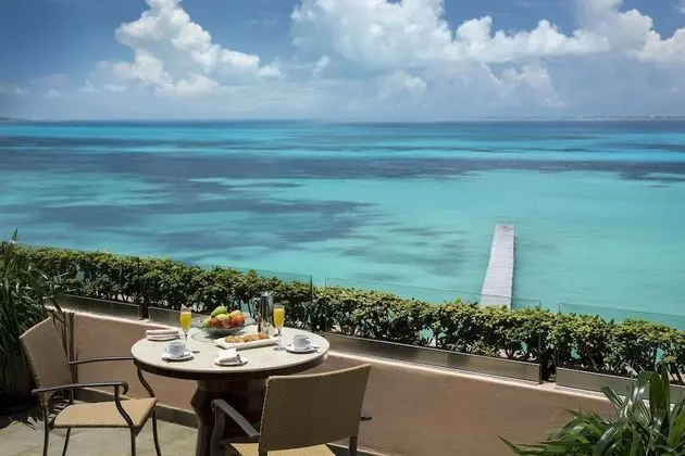 Infinite Ocean Front Honeymoon Master Suite (1 King)
