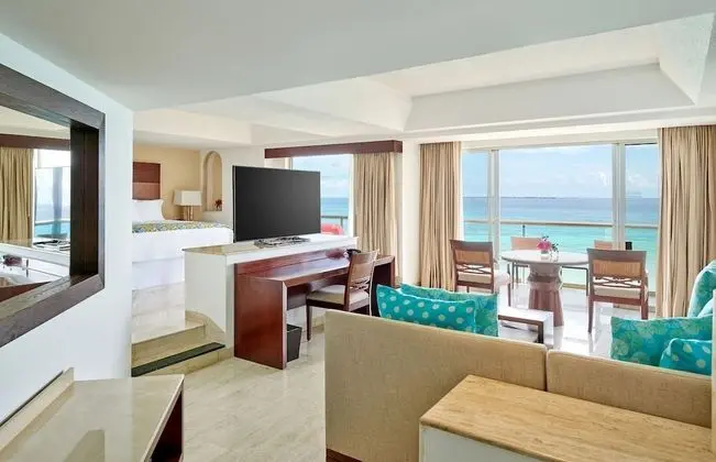 Infinite Ocean Front One Bedroom Master Suite (1 King)