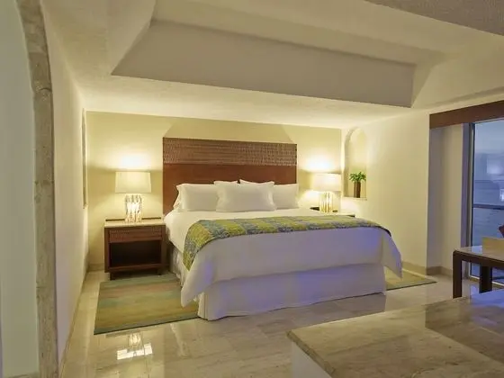 Infinite Ocean Front One Bedroom Master Suite (1 King)