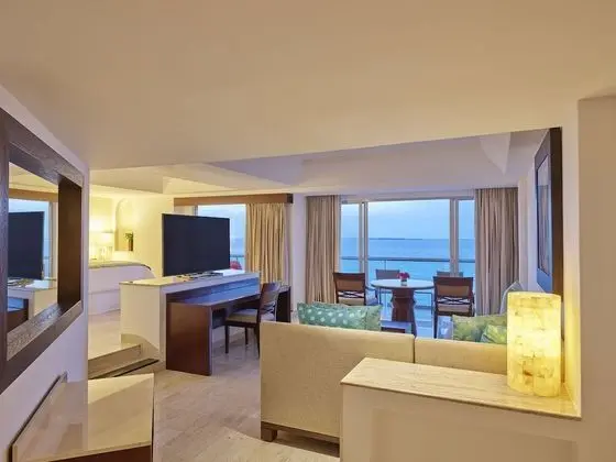 Infinite Ocean Front Two Bedroom Family Suite (1K+2Q)
