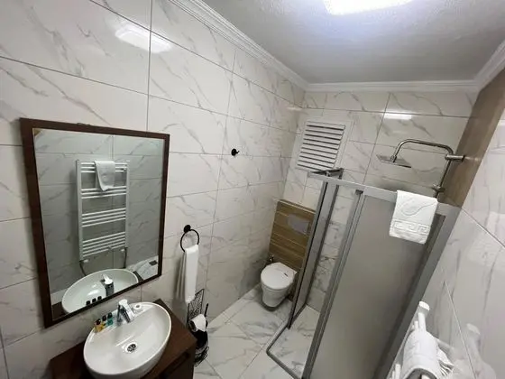 Corner Suite, Havuz ve Bahçe Manzaralı, Balkonlu