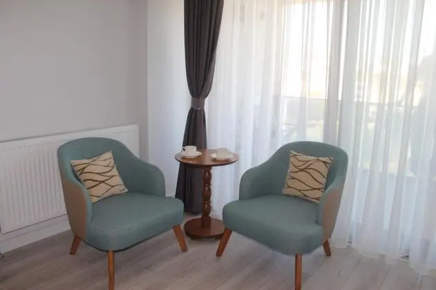 Corner Suite, Havuz ve Bahçe Manzaralı, Balkonlu