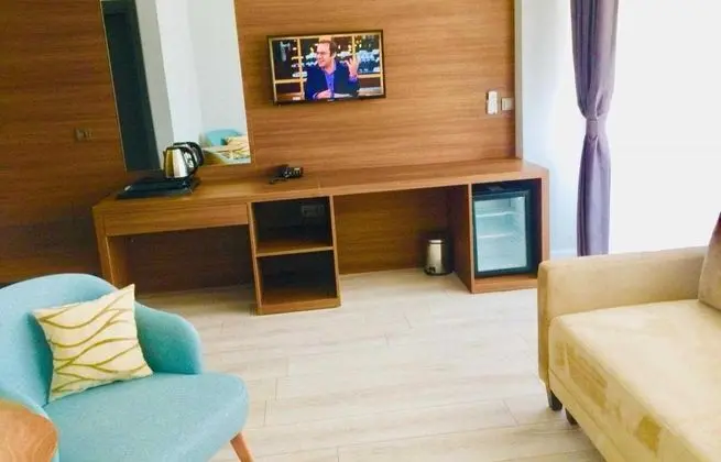 Corner Suite, Havuz ve Bahçe Manzaralı, Balkonlu