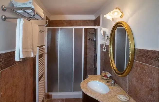 Büyük Yataklı Tek Kişilik Oda