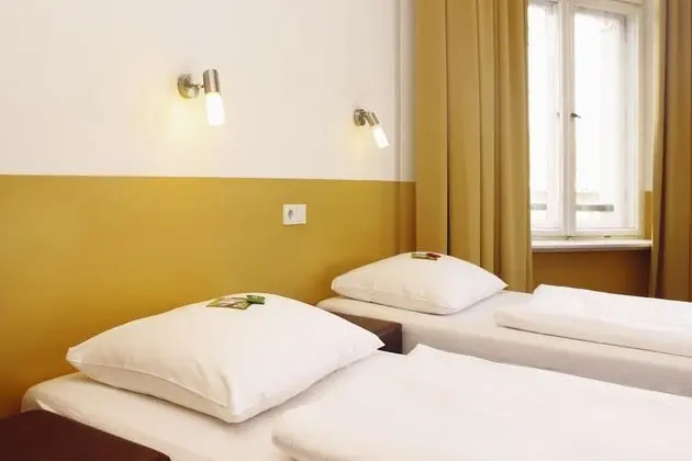Ortak Ranzalı Oda, Ortak Banyo (in 6 bed room, shared)