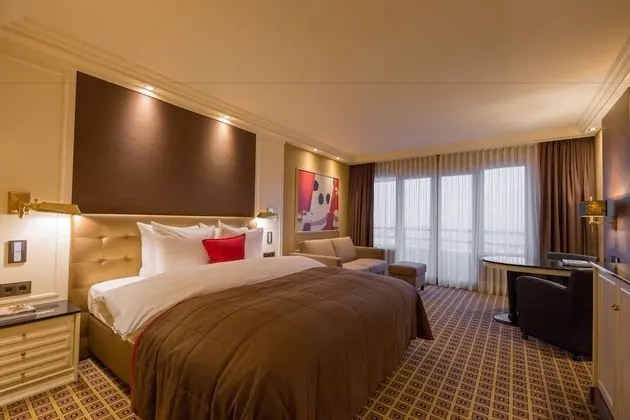 Charming Large Room, Land View
