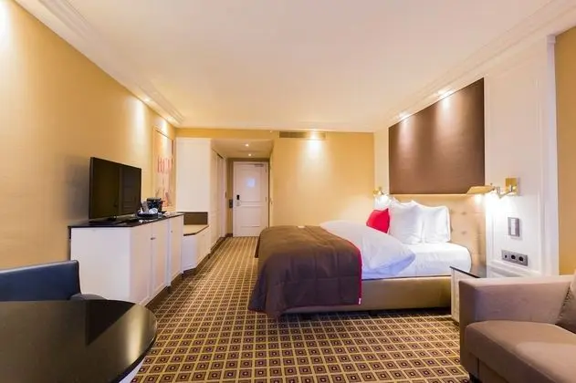 Charming Large Room, Land View