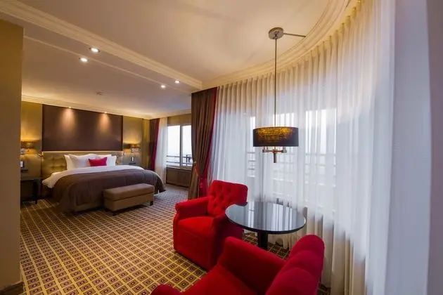 Suite, Land View