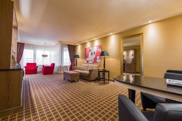 Suite, Land View
