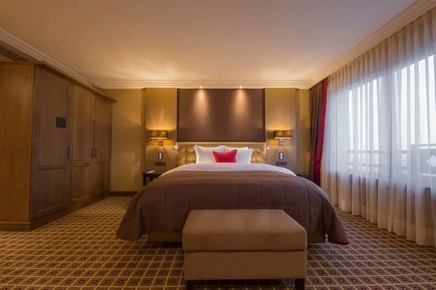 Suite, Land View