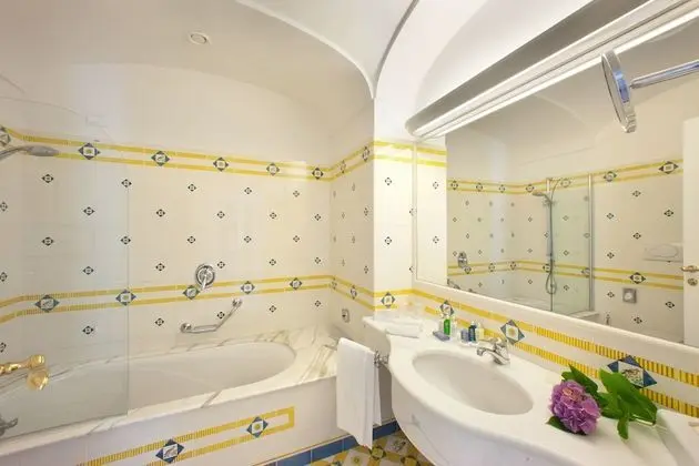 Superior Tek Büyük veya İki Ayrı Yataklı Oda, Balkon, Bahçe Manzaralı