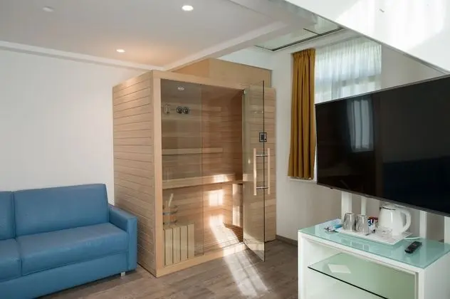 Suite, Private Hot Tub and Sauna