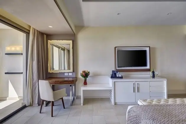 Sunset Swim Out Suite