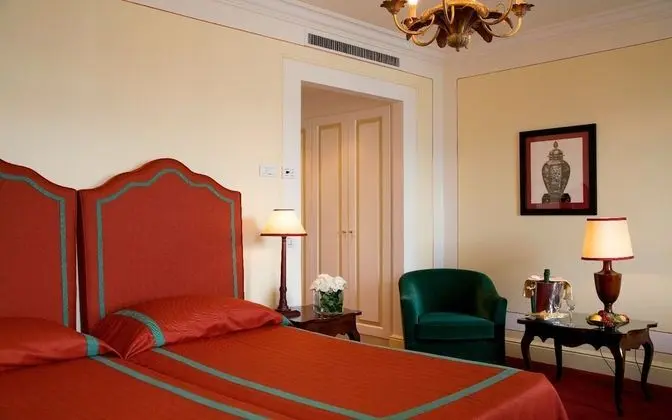 Deluxe Tek Büyük Yataklı Oda, Kısmi Göl Manzaralı