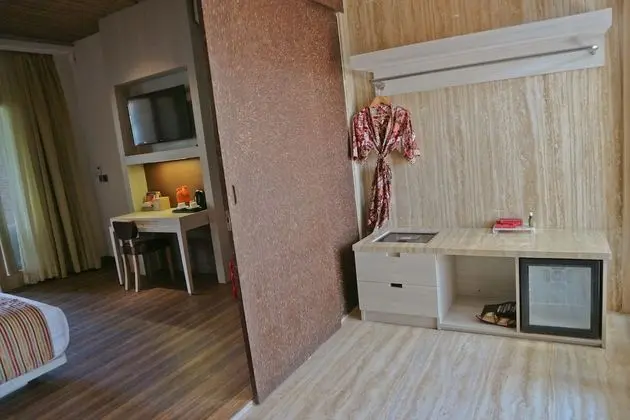 Junior Tek Büyük veya İki Ayrı Yataklı Oda