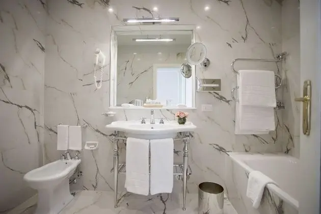 Deluxe Tek Büyük Yataklı Oda, Deniz Manzaralı (con balcone)