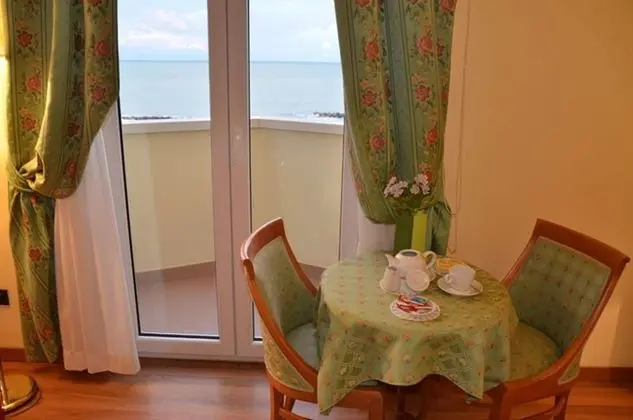 Tek Büyük Yataklı Oda, Balkon, Deniz Manzaralı
