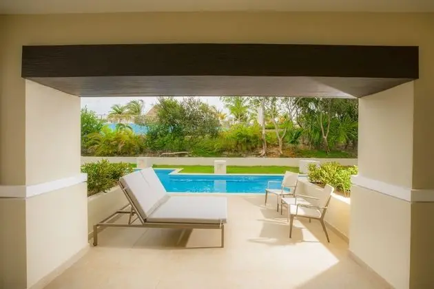 Grand Swim Up Suite Garden View