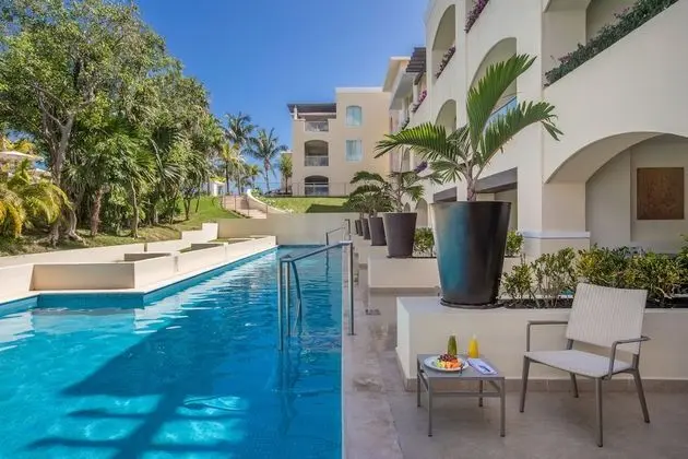 Grand Swim Up Suite Garden View