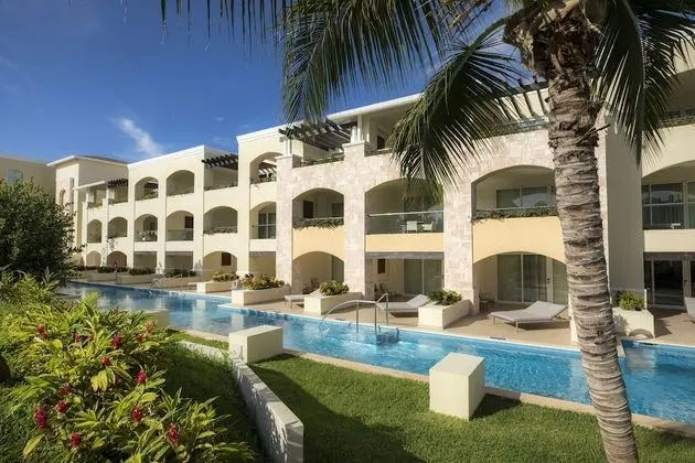 Grand Swim Up Suite Garden View