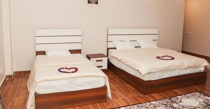 Deluxe Tek Büyük Yataklı Oda, Balkon, Bahçe Manzaralı